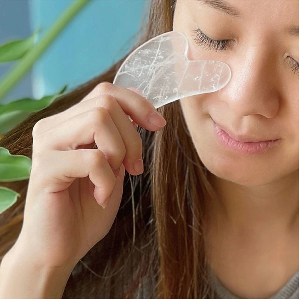 Masseur Gua Sha En Pierre Naturelle Avec Housse En Lin Sun&Sia cristal de roche3.webp