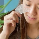 Masseur Gua Sha En Pierre Naturelle Avec Housse En Lin Sun&Sia cristal de roche3.webp