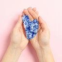 Masseur Gua Sha En Pierre Naturelle Avec Housse En Lin Sun&Sia sodalite bleue5.webp
